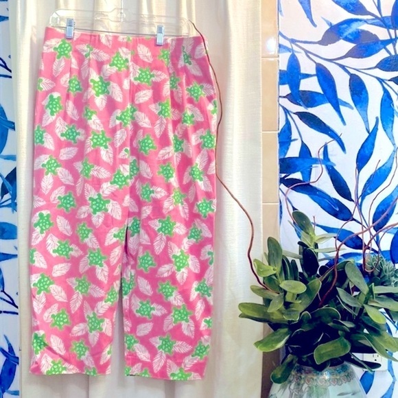 Briggs New York Pants - Women’s Briggs Petite Pink Green Turtles White Leaf Capri Cropped Stretch Pants